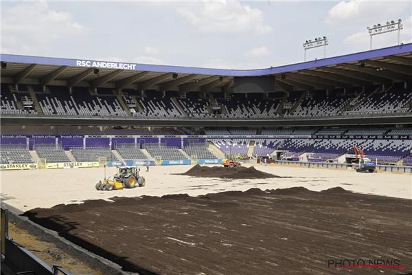 Aménagement terrain du stade en gazon hybride Grassmaster avec chauffage - Sportinfrabouw NV